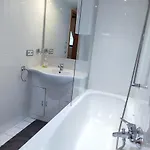 Hotelalternative Deluxe App Erste Etage Mit 2 Schlafzimmer Haus 63 דירה